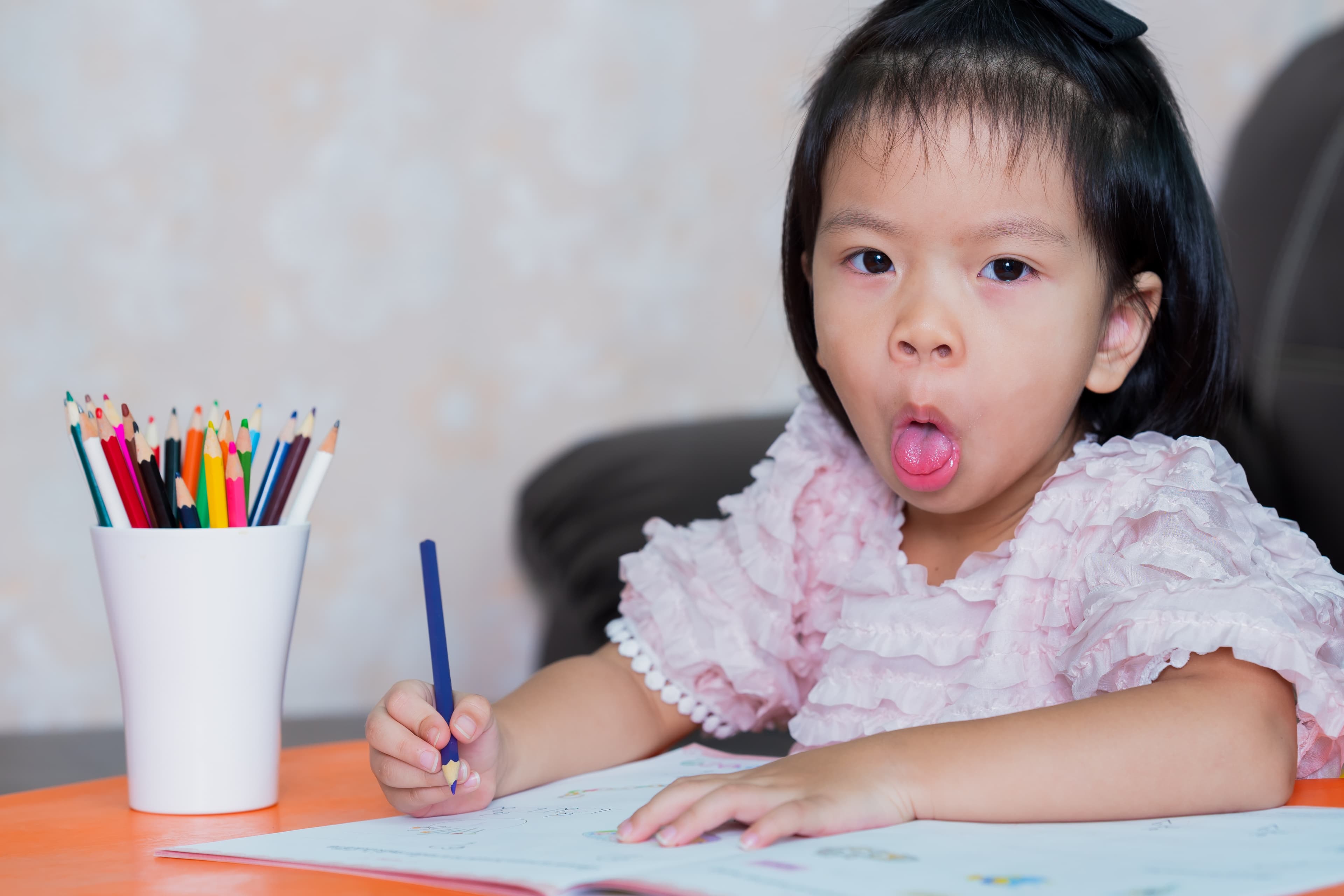 色を選んで楽しそうに塗る子ども