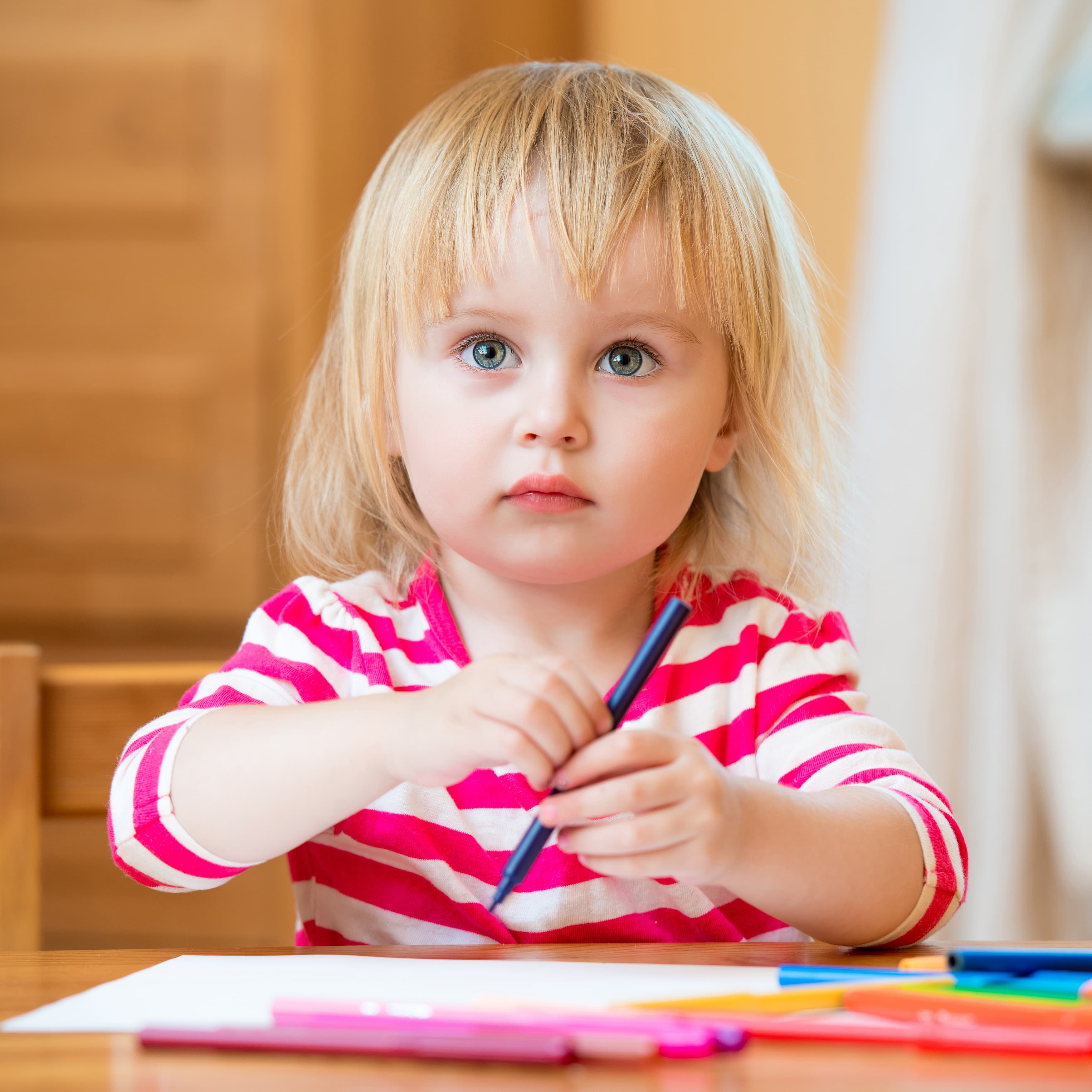 3歳児がクレヨンでぬりえをしている