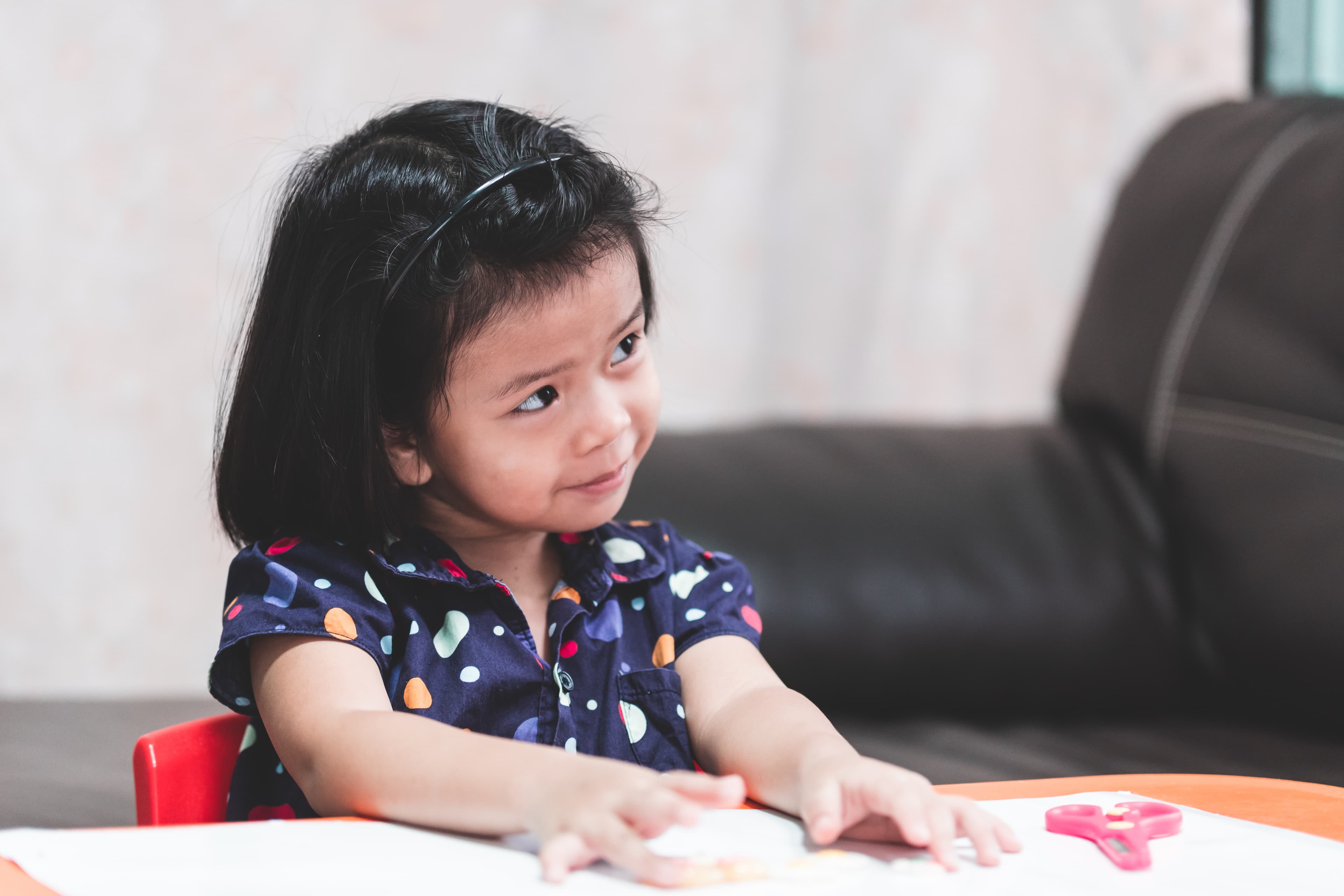 ハサミで工作する子ども