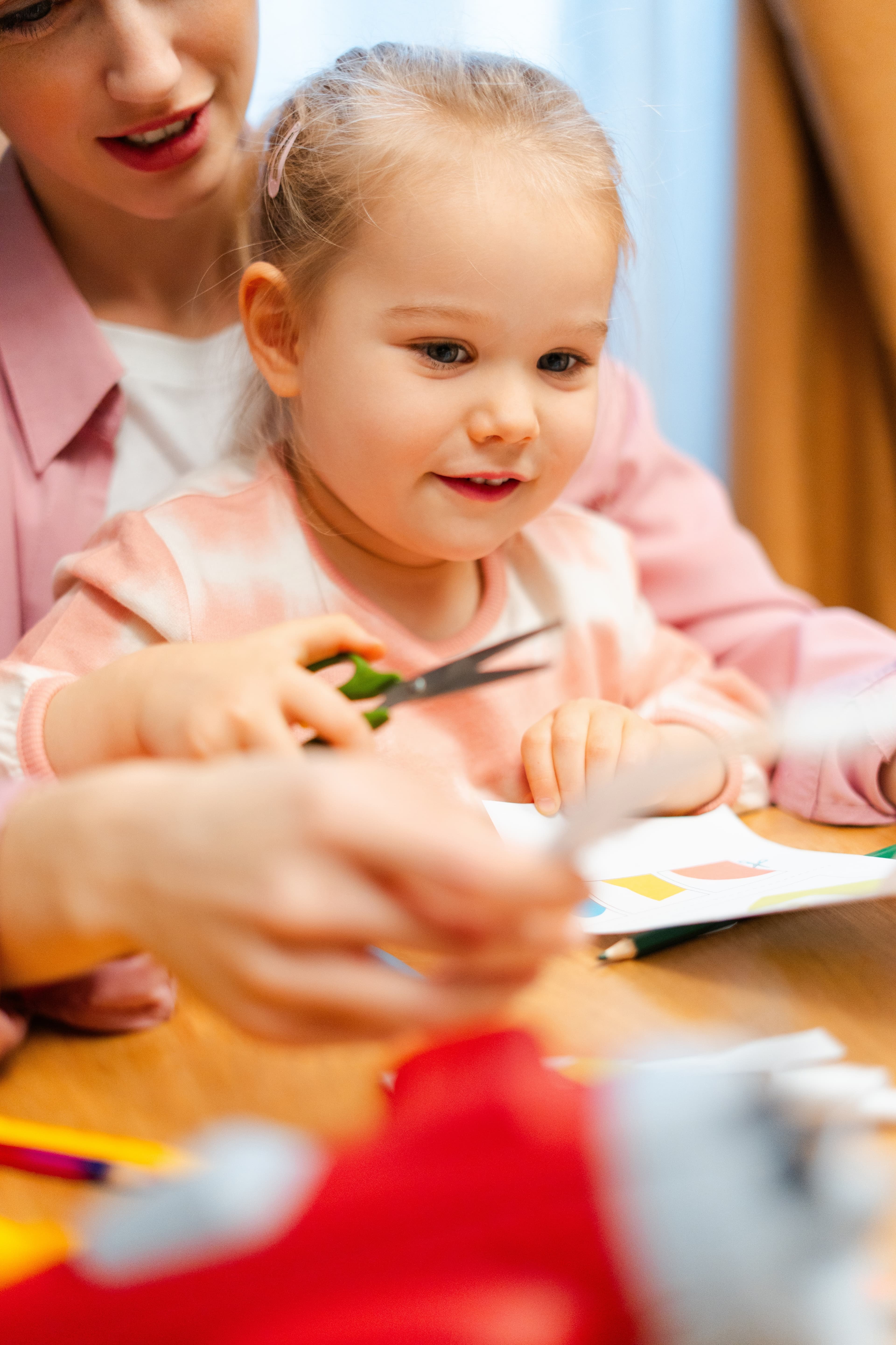 ハサミで紙を切る練習をする子ども
