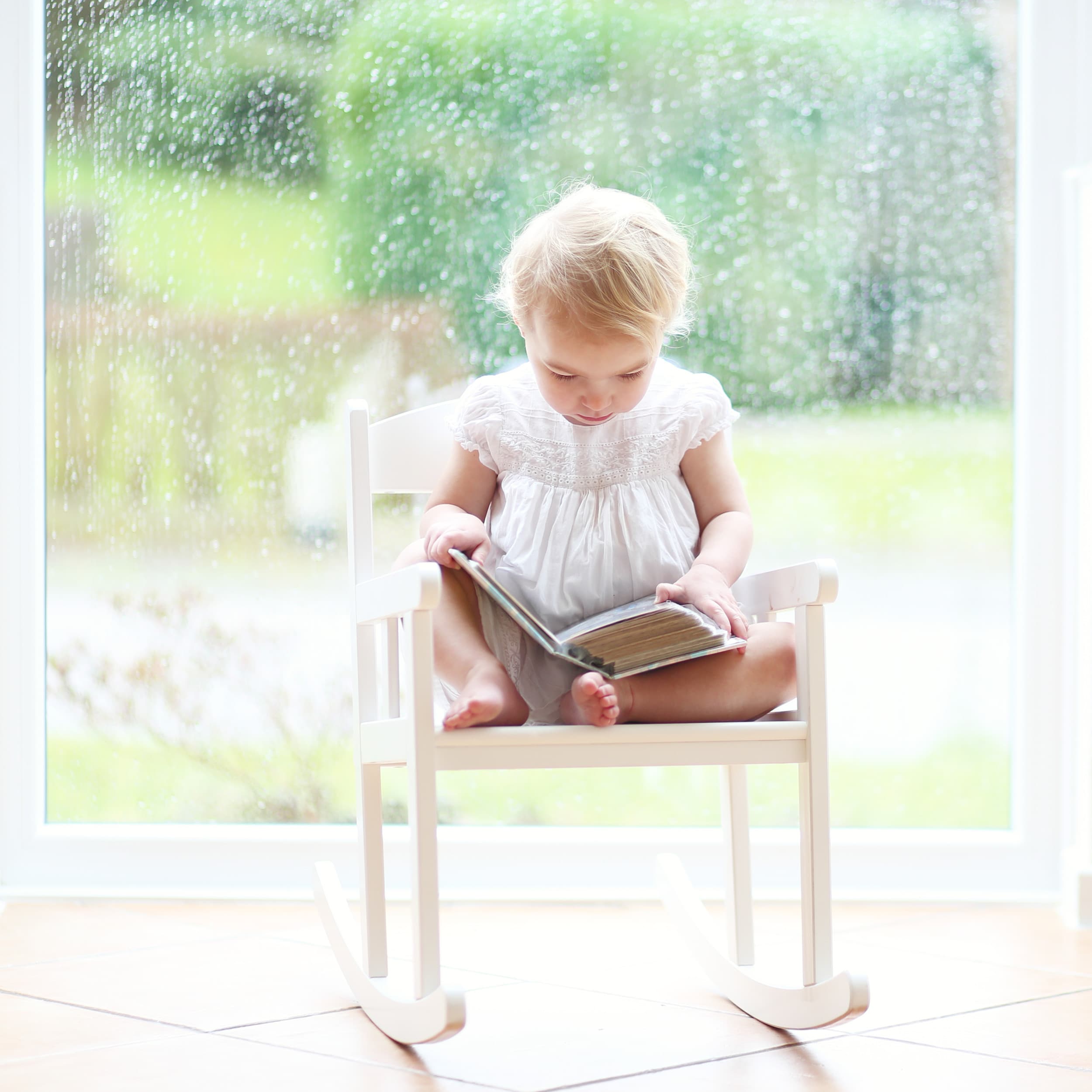 雨の日に室内で過ごす子どもたち