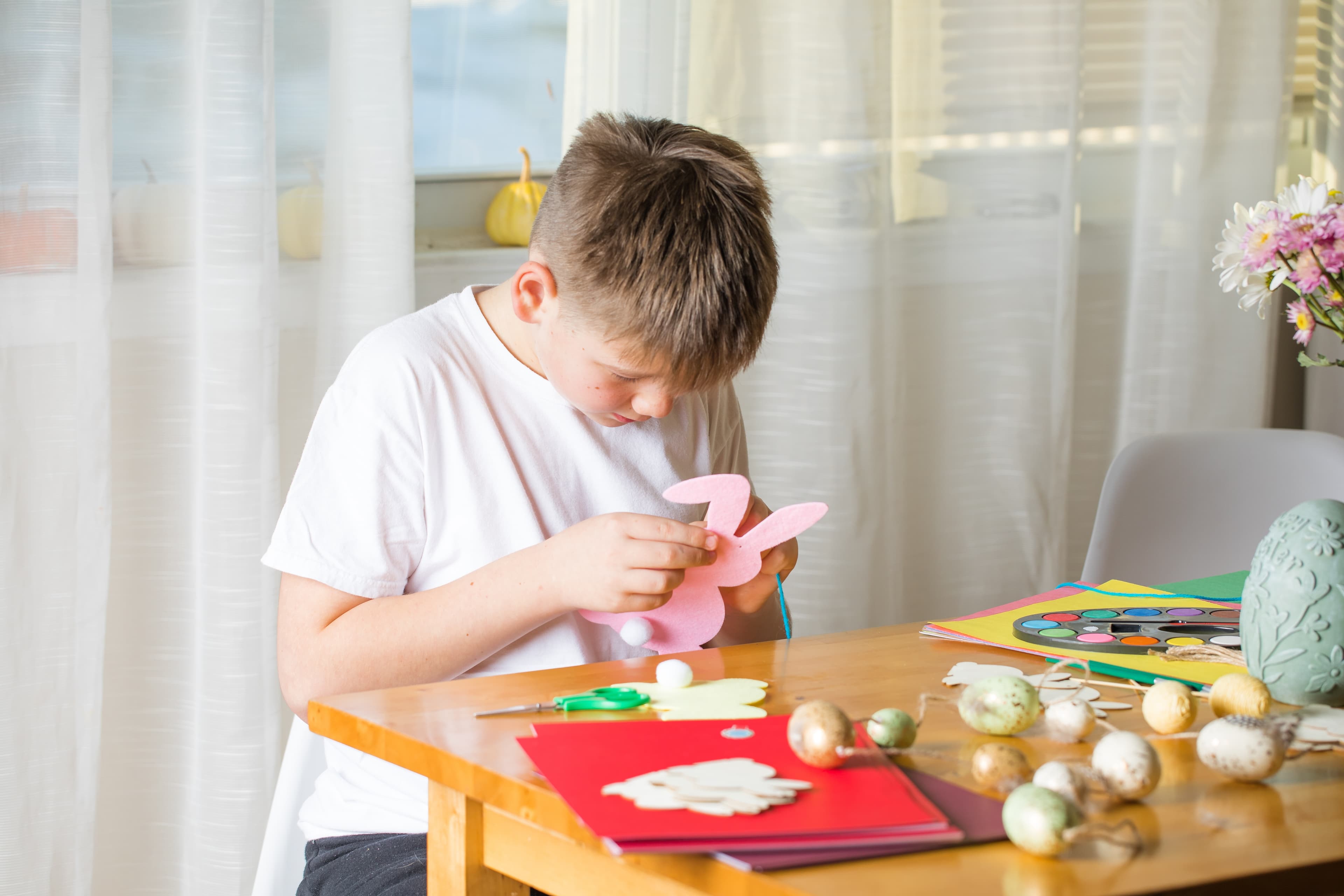 季節の制作活動をする子どもたち