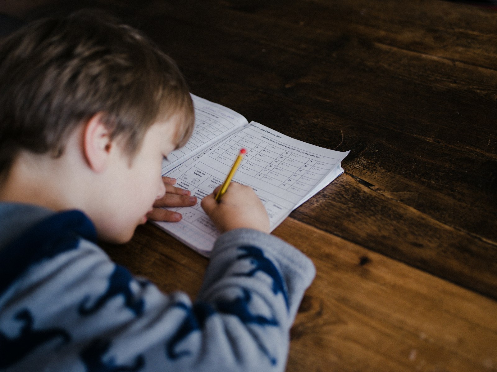 ひらがなを書く練習をする子ども