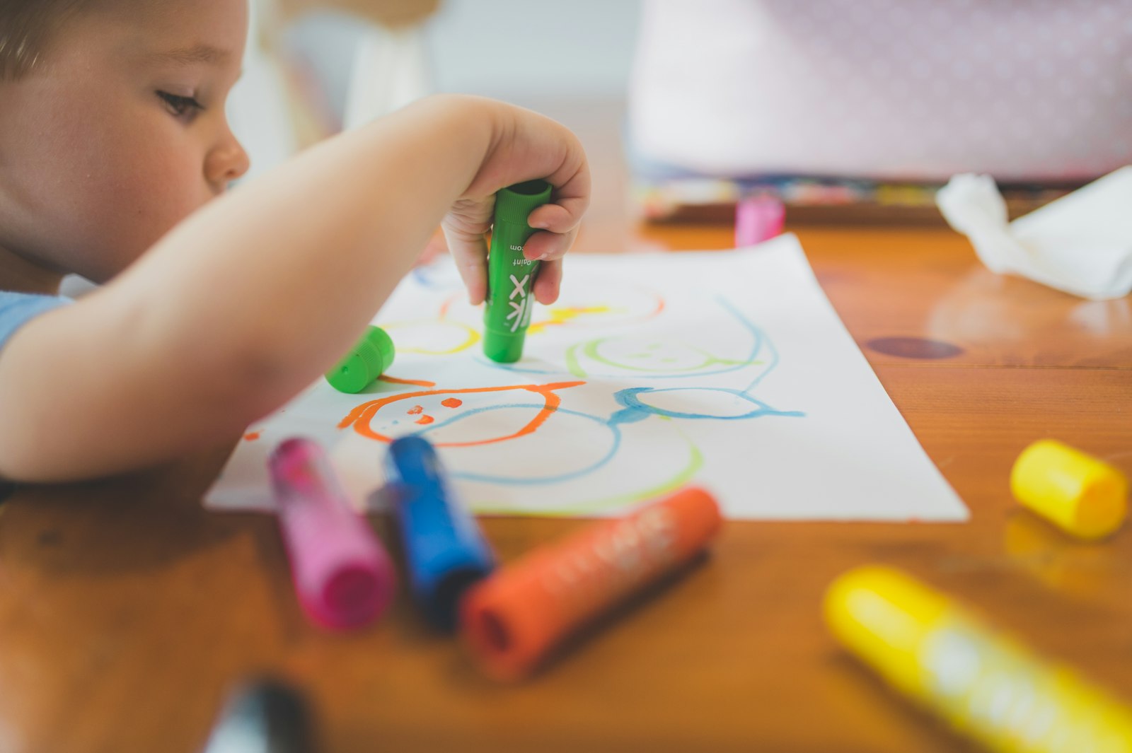 ぬりえをする4歳の子ども