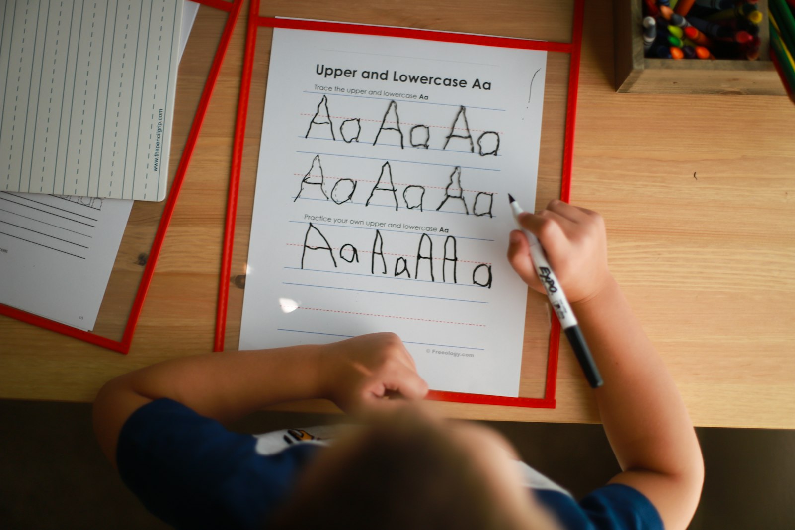 数字を書く練習をする幼児