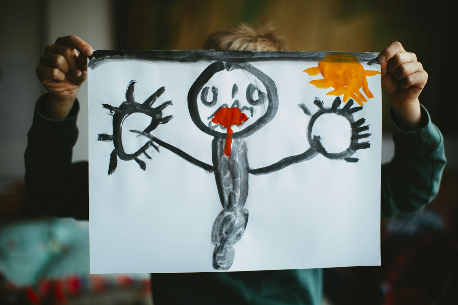 子どもが絵を描いている場面