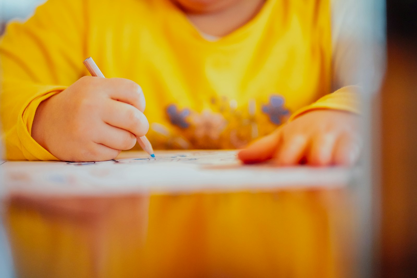 就学前の子どもが鉛筆で書く練習をしている