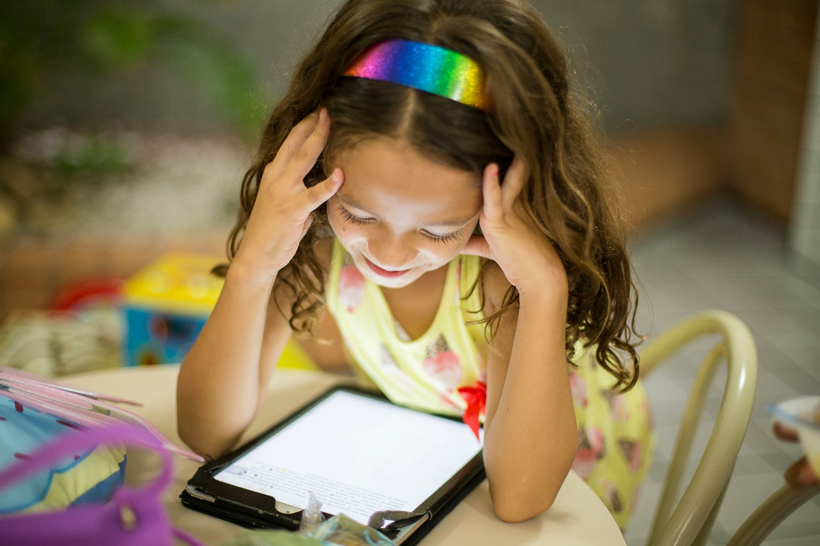 子どもがタブレットより紙の絵を選んでいる場面