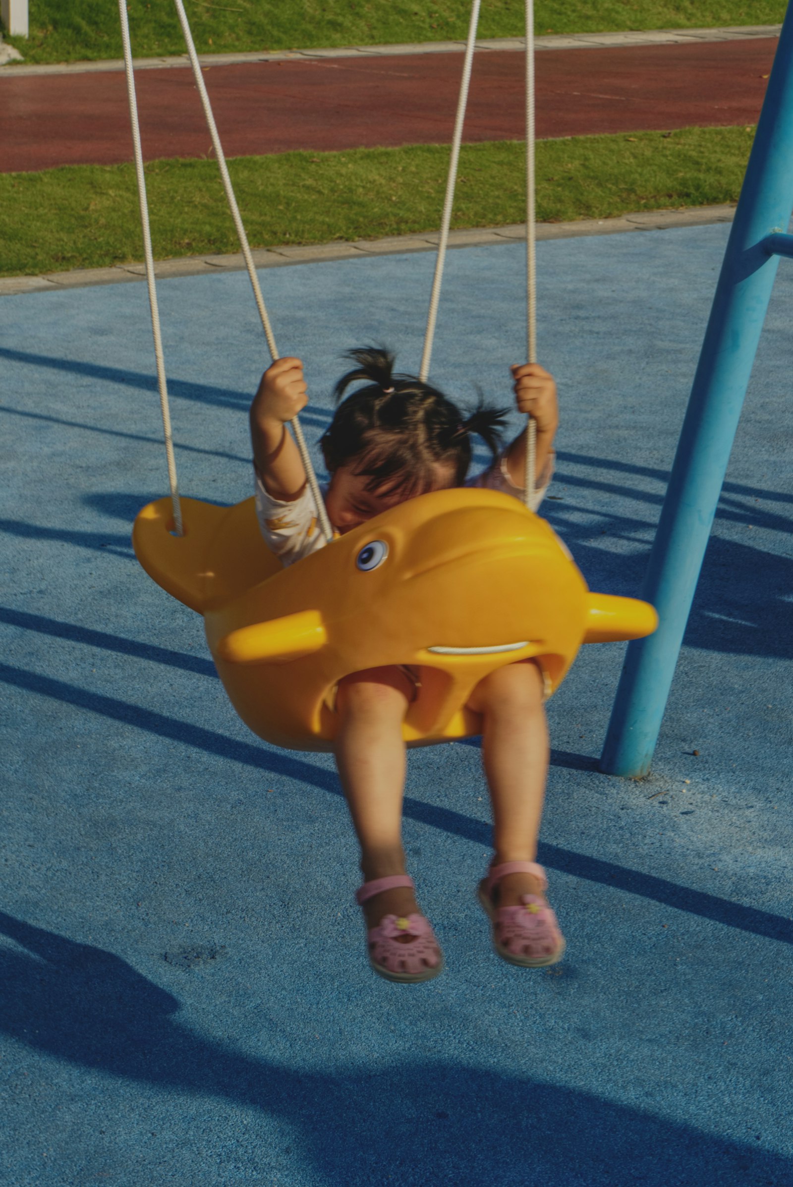 公園の遊具で遊ぶ子どもたち
