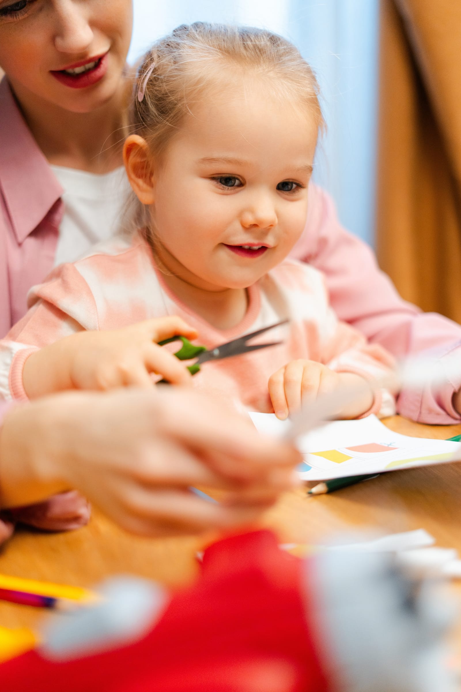 ハサミで紙を切る練習をする子ども